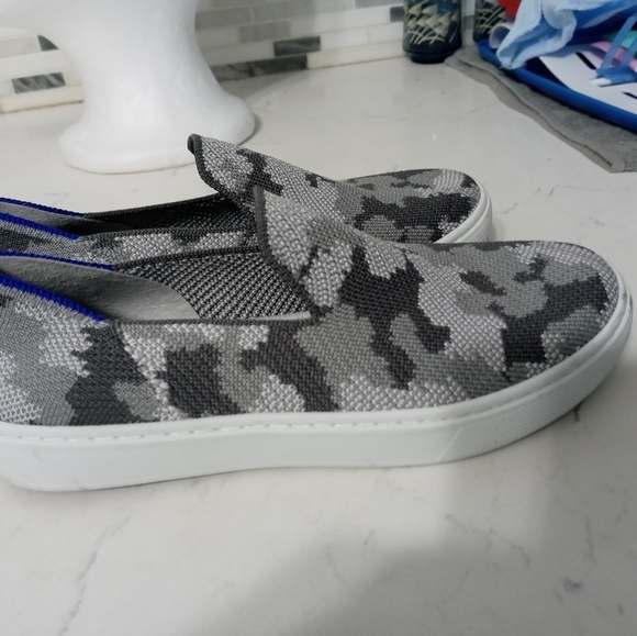 Rothy's Childs size 2 Gray White Camouflage Slip on boat shoes/Sneakers - Picture 2 of 5